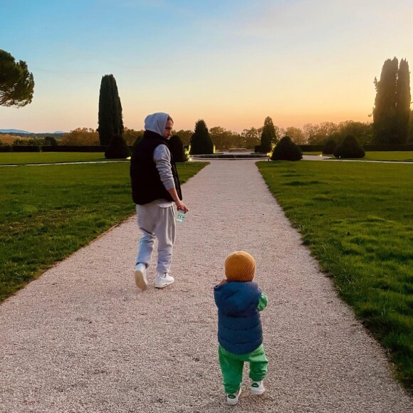 Julien Doré immortalisé aux côtés de son fils sur Instagram.