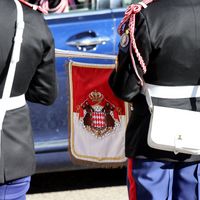 Caroline de Monaco en robe tweed pailletée : elle ose le chapeau XXL face à sa soeur Stéphanie, sage en col claudine