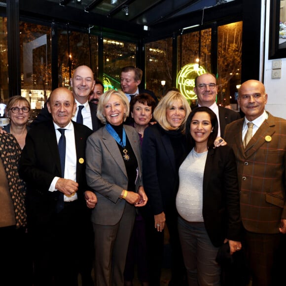 Tous étaient là pour la voir etre élevée au grade de commandeur de l'Ordre National du Mérite.
Exclusif - Françoise Nyssen, Jean-Yves Le Drian, Sophie Cluzel, Roselyne Bachelot, Brigitte Macron, Jean Castex, Sarah El Haïry, (enceinte), Bruno Cluzel, Roland Lescure, Jean-Baptiste Lemoyne, Sylvie Retailleau - Sophie Cluzel est élevée au grade de commandeur de l'Ordre National du Mérite au Café Joyeux à Paris le 7 novembre 2023. © Dominique Jacovides / Bestimage 