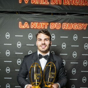 
Antoine Dupont - Soirée de la 19ème édition de la Nuit du Rugby à l'Olympia, Paris le 20 novembre 2023.La Nuit du rugby est une cérémonie organisée chaque année depuis 2004 sous l'égide de la Ligue nationale de rugby en collaboration avec Provale et TECH XV, pour récompenser les acteurs du rugby professionnel français qui se sont distingués lors des championnats de France de rugby Top 14 et Pro D2. © Pierre Perusseau/Bestimage