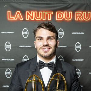 Antoine Dupont - Soirée de la 19ème édition de la Nuit du Rugby à l'Olympia, Paris le 20 novembre 2023.La Nuit du rugby est une cérémonie organisée chaque année depuis 2004 sous l'égide de la Ligue nationale de rugby en collaboration avec Provale et TECH XV, pour récompenser les acteurs du rugby professionnel français qui se sont distingués lors des championnats de France de rugby Top 14 et Pro D2. © Pierre Perusseau/Bestimage