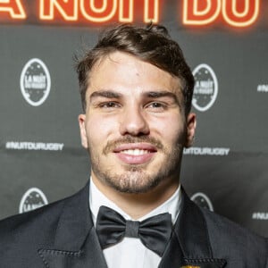 Antoine Dupont - Soirée de la 19ème édition de la Nuit du Rugby à l'Olympia, Paris le 20 novembre 2023.La Nuit du rugby est une cérémonie organisée chaque année depuis 2004 sous l'égide de la Ligue nationale de rugby en collaboration avec Provale et TECH XV, pour récompenser les acteurs du rugby professionnel français qui se sont distingués lors des championnats de France de rugby Top 14 et Pro D2. © Pierre Perusseau/Bestimage