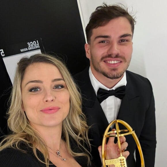 Laure Boulleau a pu passer un moment avec Antoine Dupont et prendre un selfie avec lui
Laure Boulleau prend la pose avec Antoine Dupont lors de La Nuit du Rugby