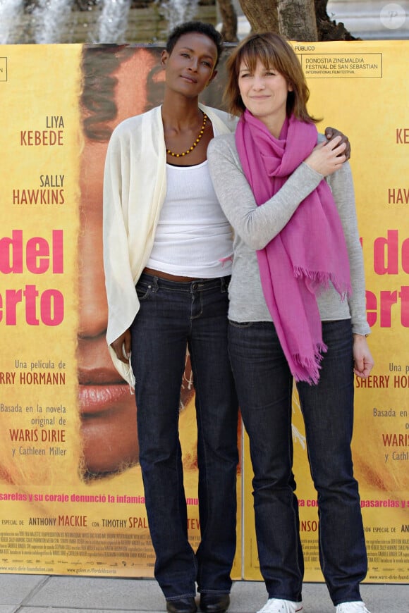 Waris Dirie et la réalisatrice Sherry Hormann lors de la présentation du film Fleur du désert à Madrid le 10 mars 2010