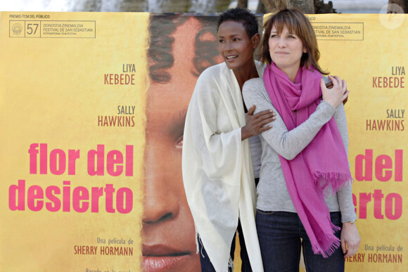 Waris Dirie et la réalisatrice Sherry Hormann lors de la présentation du film Fleur du désert à Madrid le 10 mars 2010
