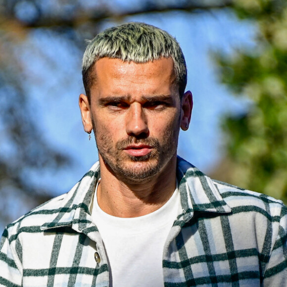 Antoine Griezmann - Les joueurs de l'équipe de France de football arrivent au Centre National du Football (CNF) de Clairefontaine-en-Yvelines, France, le 9 octobre 2023. © Federico Pestellini/Panoramic/Bestimage