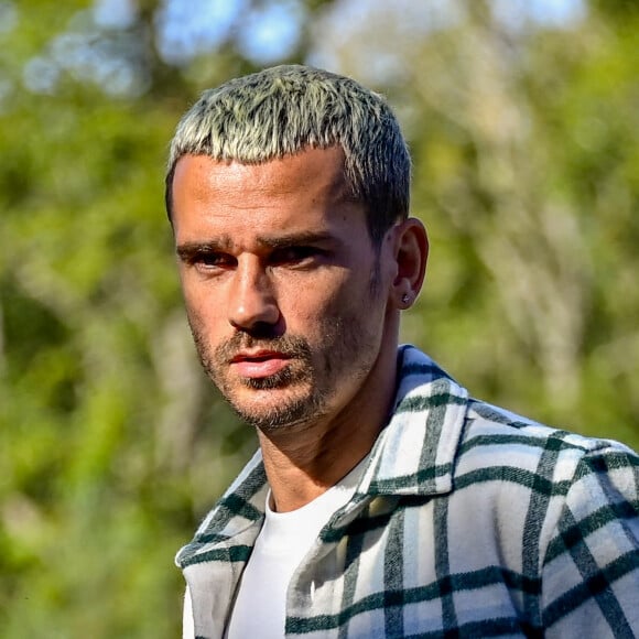 L'UEFA a beaucoup d'argent, ils n'arrivent pas à mettre tout au point pour qu'on sache s'il y a but ou non", s'énerve Antoine Griezmann
 
Antoine Griezmann - Les joueurs de l'équipe de France de football arrivent au Centre National du Football (CNF) de Clairefontaine-en-Yvelines, France, le 9 octobre 2023. © Federico Pestellini/Panoramic/Bestimage