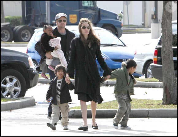 Son entourage s'est confié au "Sun"
Exclusif - Brad Pitt et Angelina Jolie avec leurs enfants à la Nouvelle-Orléans (archive)