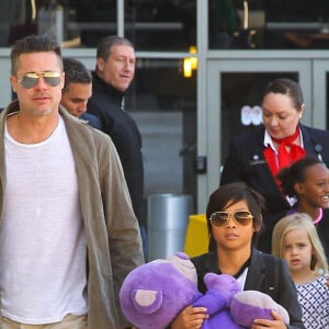 Brad Pitt et Angelina Jolie à l'aéroport de Los Angeles en provenance d'Australie avec leurs enfants, le 5 février 2014