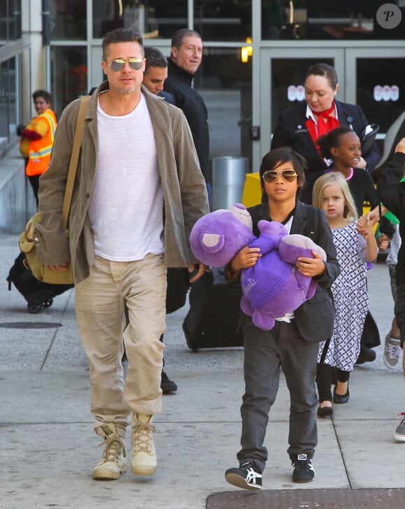Brad Pitt et Angelina Jolie à l'aéroport de Los Angeles en provenance d'Australie avec leurs enfants, le 5 février 2014