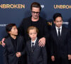 Brad Pitt a été la cible d'insulte par son fils Pax
Brad Pitt, Maddox Jolie-Pitt, Pax Jolie-Pitt et Shiloh Jolie-Pitt à la première du film "Unbroken" à Hollywood