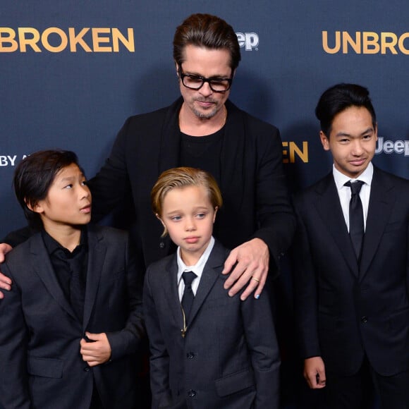 Brad Pitt a été la cible d'insulte par son fils Pax
Brad Pitt, Maddox Jolie-Pitt, Pax Jolie-Pitt et Shiloh Jolie-Pitt à la première du film "Unbroken" à Hollywood