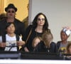 Depuis, Brad Pitt aurait fait part de son émotion à ses proches, préférant un silence digne
Brad Pitt, Angelina Jolie et leurs enfants Maddox, Pax, Zahara, Shiloh, Vivienne et Knox prennent l'avion à l'aéroport de Los Angeles pour venir passer quelques jours dans leur propriété de Miraval, le 6 juin 2015.