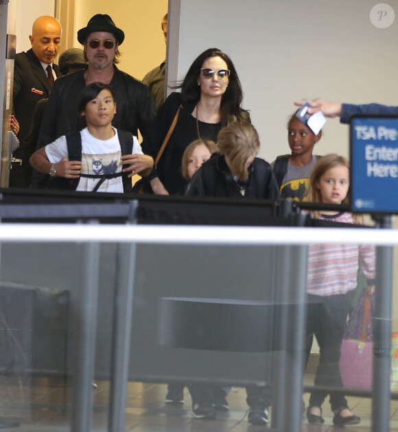 Depuis, Brad Pitt aurait fait part de son émotion à ses proches, préférant un silence digne
Brad Pitt, Angelina Jolie et leurs enfants Maddox, Pax, Zahara, Shiloh, Vivienne et Knox prennent l'avion à l'aéroport de Los Angeles pour venir passer quelques jours dans leur propriété de Miraval, le 6 juin 2015.