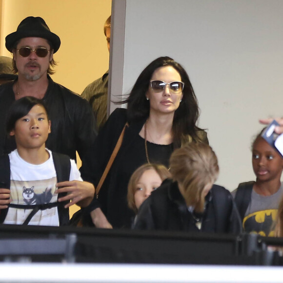 Depuis, Brad Pitt aurait fait part de son émotion à ses proches, préférant un silence digne
Brad Pitt, Angelina Jolie et leurs enfants Maddox, Pax, Zahara, Shiloh, Vivienne et Knox prennent l'avion à l'aéroport de Los Angeles pour venir passer quelques jours dans leur propriété de Miraval, le 6 juin 2015.