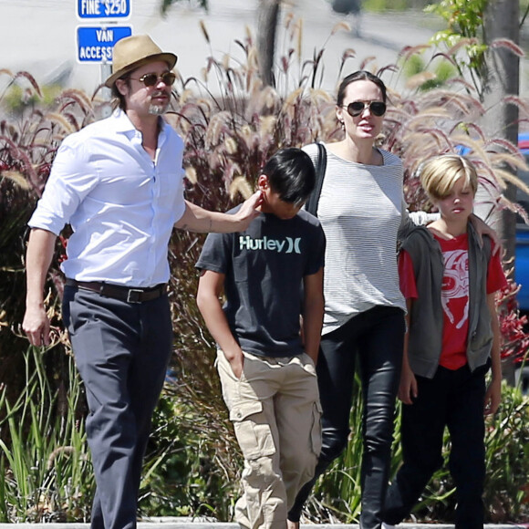 Exclusif - Brad Pitt et Angelina Jolie font du shopping avec leurs enfants Shiloh et Pax à Glendale. Le 10 juillet 2015