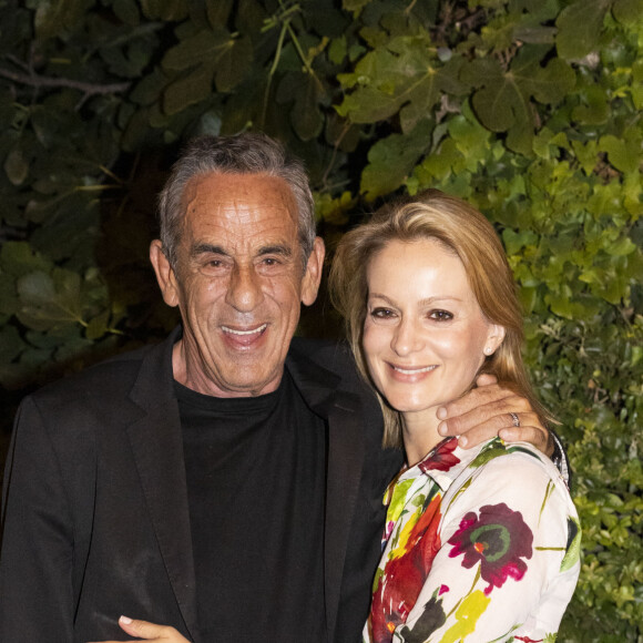 Exclusif - Thierry Ardisson et sa femme Audrey Crespo-Mara - Véronique Sanson en concert à l'occasion de la présentation de sa tournée "Hasta Luego" au théâtre de Verdure lors du festival de Ramatuelle le 1er aout 2023. © Cyril Bruneau / Festival de Ramatuelle / Bestimage 