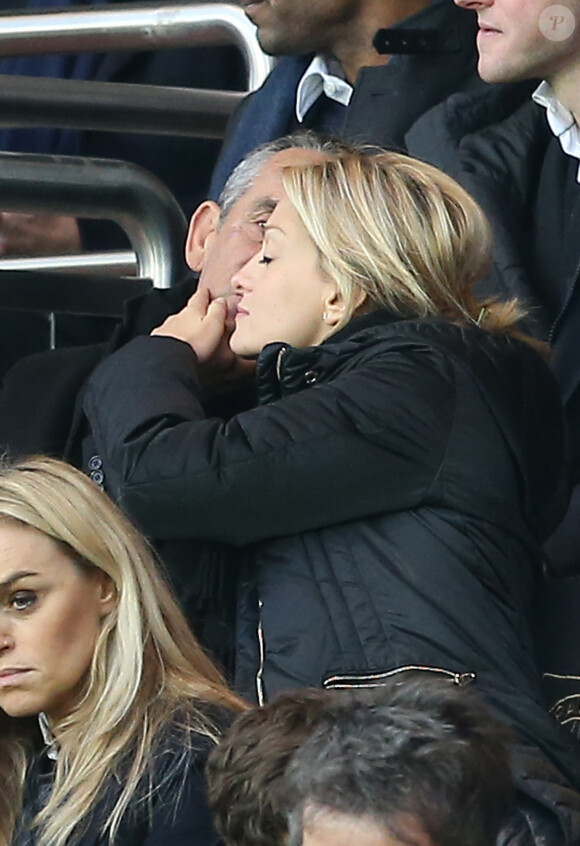 Thierry Ardisson et sa femme Audrey Crespo-Mara - People au match de Ligue 1 PSG - Reims lors de la 27ème journée au Parc des Princes à Paris, le 20 février 2016. - Merci de flouter la tete des enfants-