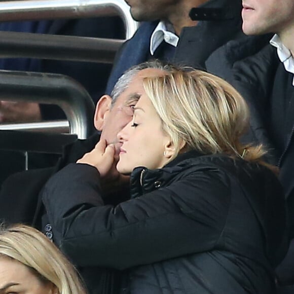 Thierry Ardisson et sa femme Audrey Crespo-Mara - People au match de Ligue 1 PSG - Reims lors de la 27ème journée au Parc des Princes à Paris, le 20 février 2016. - Merci de flouter la tete des enfants-