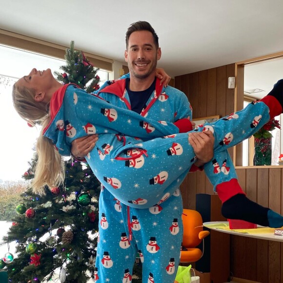 Onze mois plus tard, le 23 novembre 2023, elle a révélé qu'une petite fille était venue compléter la famille.
Paris Hilton et son compagnon Carter Reum. Instagram. Le 23 novembre 2023.