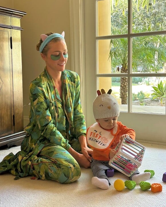 La femme d'affaires, 42 ans, est devenue maman pour la première fois en janvier 2023 en accueillant son fils, Phoenix.
Paris Hilton et son fils Phoenix. Instagram. Le 23 novembre 2023.