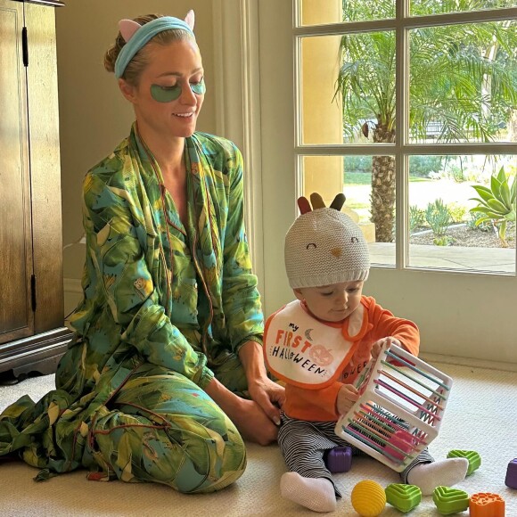 La femme d'affaires, 42 ans, est devenue maman pour la première fois en janvier 2023 en accueillant son fils, Phoenix.
Paris Hilton et son fils Phoenix. Instagram. Le 23 novembre 2023.
