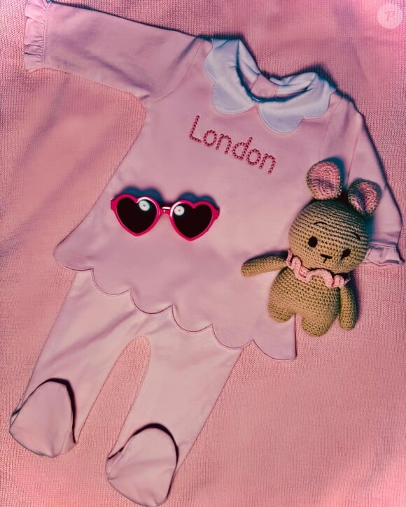 Le prénom London est brodé sur le vêtement.
Paris Hilton dévoile la naissance de sa fille London. Le 23 novembre 2023.