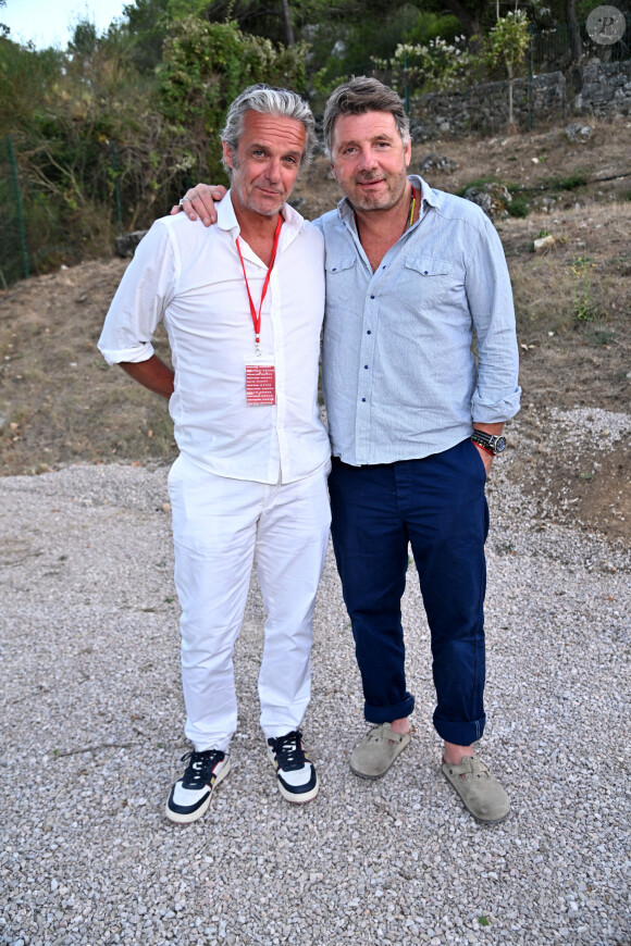 Exclusif - David Brécourt et Philippe Lellouche durant la soirée d'ouverture de la ère édition du festival Les Théâtrales d'Eze en plein air à l'oppidum du Col d'Eze avec la pièce "Le jeu de la Vérité", le 5 août 2023.