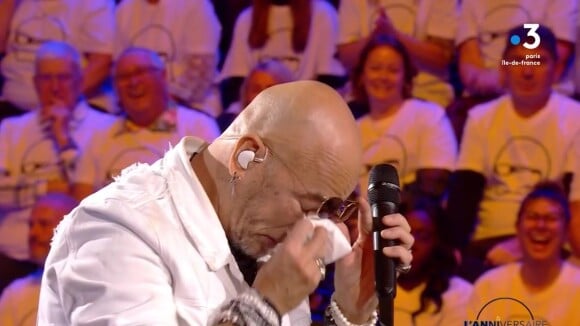 VIDÉO Pascal Obispo craque en larmes lors d'un hommage à Daniel Lévi, Zazie en renfort : "Câlin général"