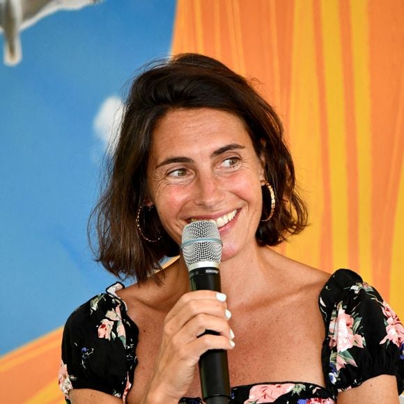 "C'était une émission qui m'allait comme un gant. On buvait tout le temps des petits apéros avec [les techniciens] donc la plupart de ces interviews sont alcoolisées !", confiait-elle avec humour.
Alessandra Sublet - 25ème édition du Festival du Livre de Nice, sous la présidence d'honneur de J. Julliard, historien, essayiste et journaliste à Nice le 17 septembre 2021.