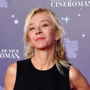 Sylvie Testud, maman poule ? Absolument. Au point que son fils la surnomme "FBI".  
Sylvie Testud, membre du jury - Personnalités au photocall de la 3ème soirée de la 5ème édition du festival CinéRoman au cinéma Pathé Gare du Sud à Nice. 