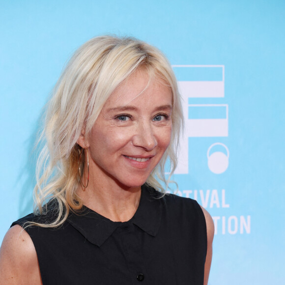 Bernard Montiel lui demandait s'il lui était déjà arrivé de fouiller dans les affaires de son fils, ce à quoi elle a d'abord répondu par la négative. 
Sylvie Testud lors du photocall de la soirée de clôture de la 25ème édition du Festival de la fiction de la Rochelle, France, le 16 septembre 2023. 