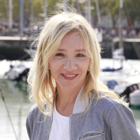 Sylvie Testud réalisatrice au photocall de "Maman ne me laisse pas m'endormir" lors de la 24ème édition du Festival de la Fiction TV de la Rochelle, le 15 septembre 2022.