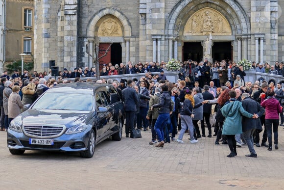 Les parents, les amis et enseignants lors de la cérémonie funéraire d'Agnès Lassalle en l'église Sainte-Eugénie de Biarritz, France, le 3 mars 2023. Agnès Lassalle, 52 ans, a été poignardée à mort par l'un de ses élèves le 22 février 2023. L'adolescent a rapporté qu'une "petite voix" lui avait suggéré de tuer son professeur selon le procureur. © Christophe de Prada/Bestimage 