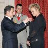 Muriel Robin décorée des insignes de Chevalier de la Légion d'Honneur par Nicolas Sarkozy le 10 mars 2010