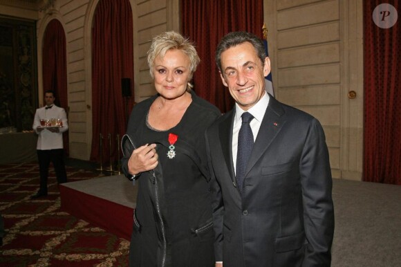 Muriel Robin décorée des insignes de Chevalier de la Légion d'Honneur par Nicolas Sarkozy le 10 mars 2010