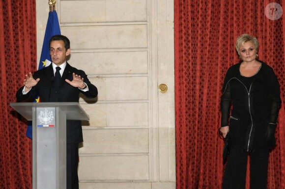 Muriel Robin décorée des insignes de Chevalier de la Légion d'Honneur par Nicolas Sarkozy le 10 mars 2010