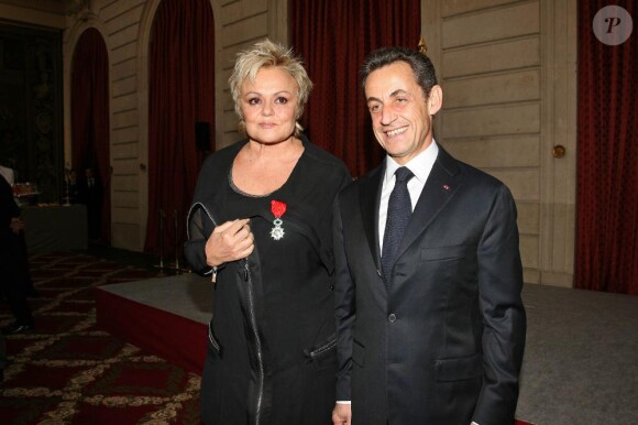 Muriel Robin décorée des insignes de Chevalier de la Légion d'Honneur par Nicolas Sarkozy le 10 mars 2010