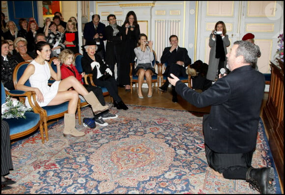 Philippe Starck demande la main de sa future femme Yasmine, à la mairie du XVIe arrondissement de Paris devant son fils Oa