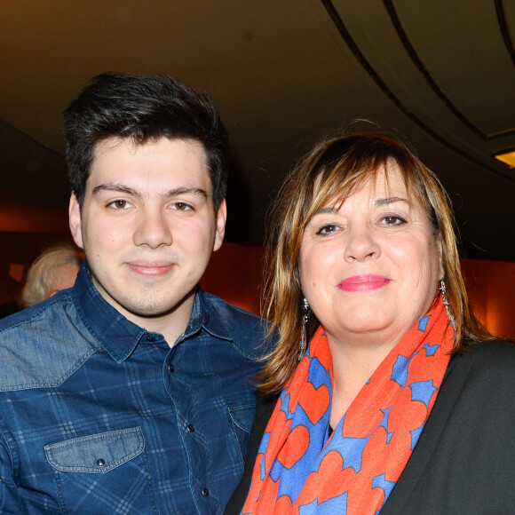 Et qu'elle a partagé avec son public en publiant une photo d'elle et Enzo, qui lui ressemble de plus en plus !
Michèle Bernier et son fils Enzo Gaccio - People à la générale de la pièce "La récompense" au Théatre Edouard 7 à Paris le 24 avril 2017. © Coadic Guirec/Bestimage