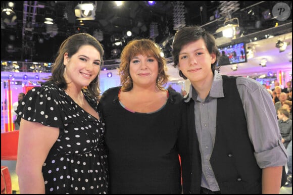 Elle a deux enfants qui font son plus grand bonheur, Charlotte et Enzo
Michèle Bernier avec sa fille Charlotte Gaccio, son fils Enzo sur le plateau de "Vivement dimanche" le 10 janvier 2010.