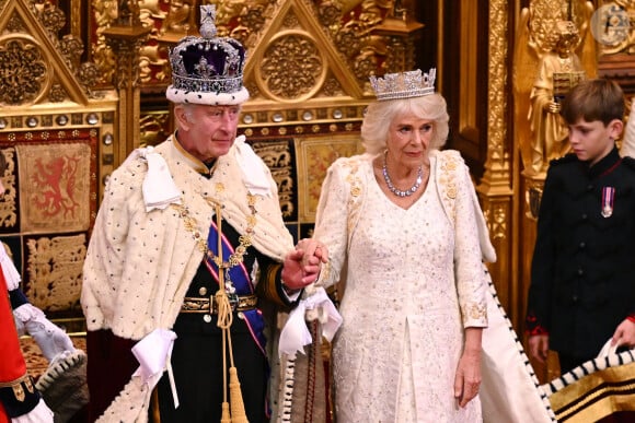Tout ça grâce à Queen Camilla !
Le roi Charles III d'Angleterre et Camilla Parker Bowles, reine consort d'Angleterre, quittent Buckingham Palace avant le premier "discours du trône" devant la chambre des Lords au palais de Westminster à Londres, le 7 novembre 2023. 