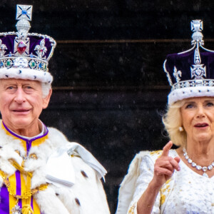 Puisqu'ils étaient déjà présents lors du couronnement de Charles III en mai dernier !
Le roi Charles III d'Angleterre et Camilla Parker Bowles, reine consort d'Angleterre - La famille royale britannique salue la foule sur le balcon du palais de Buckingham lors de la cérémonie de couronnement du roi d'Angleterre à Londres le 5 mai 2023. 