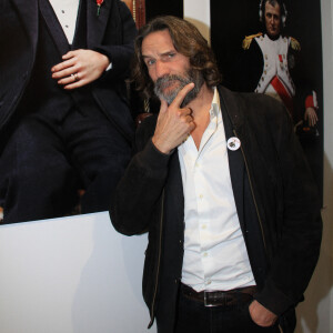 Toujours très cash, l'écrivain l'est aussi lorsqu'il s'agit de parler de ses finances.
Frédéric Beigbeder - Vernissage de l'exposition de Bruce Méritte à la galerie Mazarine à Paris le 23 novembre 2023. © Philippe Baldini/Bestimage