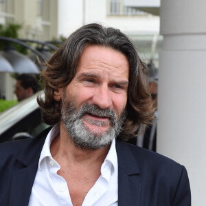 Frédéric Beigbeder à la sortie de l'hôtel "Martinez" lors du 75ème Festival International du Film de Cannes, le 22 mai 2022. 