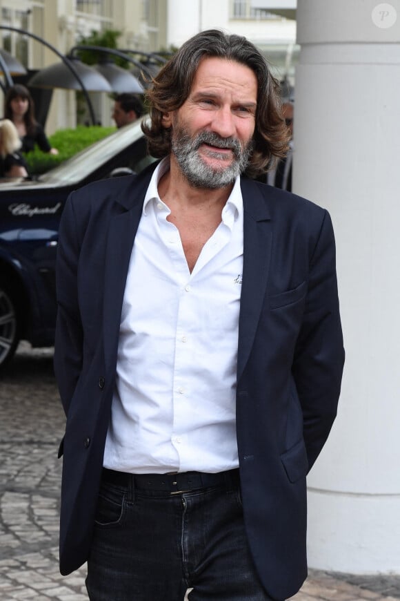 Frédéric Beigbeder à la sortie de l'hôtel "Martinez" lors du 75ème Festival International du Film de Cannes, le 22 mai 2022. 