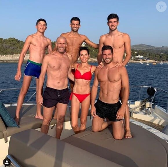 Malheureusement, Théo Zidane n'est pas entré en jeu

Zinédine Zidane pose avec sa femme Véronique et leurs quatre fils, Elyaz, Enzo, Théo et Luca au cours de vacances en famille à Ibiza. Instagram, le 5 juillet 2019.