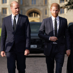 William n'a donc clairement pas l'intention de célébrer Noël à Sandringham avec son son cadet.
Le prince de Galles William et le prince Harry, duc de Sussex à la rencontre de la foule devant le château de Windsor, suite au décès de la reine Elisabeth II d'Angleterre. Le 10 septembre 2022 