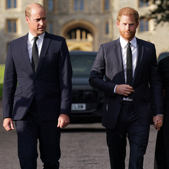 William n'a donc clairement pas l'intention de célébrer Noël à Sandringham avec son son cadet.
Le prince de Galles William et le prince Harry, duc de Sussex à la rencontre de la foule devant le château de Windsor, suite au décès de la reine Elisabeth II d'Angleterre. Le 10 septembre 2022 