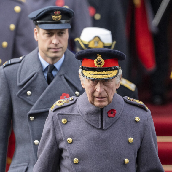 Les fêtes de Noël risquent d'être tendues dans la famille royale britannique.
Le prince William, prince de Galles, et Prince Charles III - Les membres de la famille royale d'Angleterre et les personnalités lors du "Remembrance Sunday Service" à Londres.